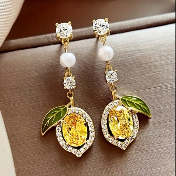 ✨Betsey Johnson Alora Lemon Drop Rhinestone Earrings - Picture 4 of 6
